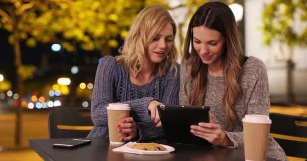Adorável Casal Meninas Compartilhando Tablet Computador Perto Arco Triunfo Champs — Vídeo de Stock