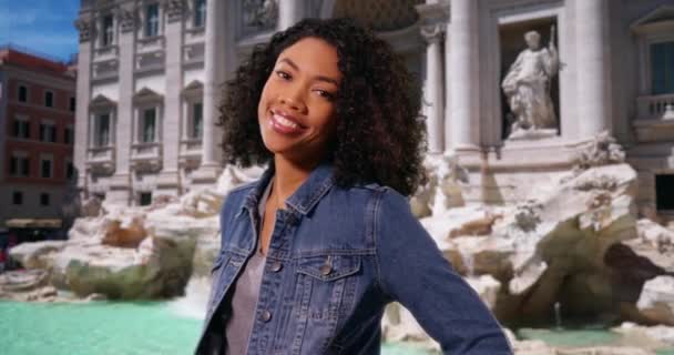 Attractive Millennial Black Woman Vacation Rome Laughing Smiling Front Trevi — Stock Video