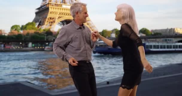 Boldog Érett Pár Táncol Szajna Mellett Gondtalan Férfi Női Tánc — Stock videók