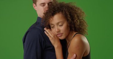 Irklar arası çift yeşil ekranda dans ederken kucaklaşıyorlar. Anahtar ya da birleşik olmak üzere yeşil ekranda.