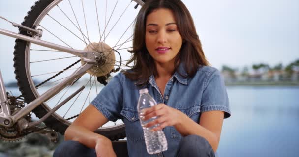Atraktivní Hispánka Sedící Bicyklem Pobřeží Oceánu Dívající Kamery Latina Žena — Stock video