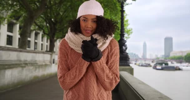 Turista Afroamericana Que Usa Suéter Bufanda Vacaciones Londres Durante Frío — Vídeo de stock