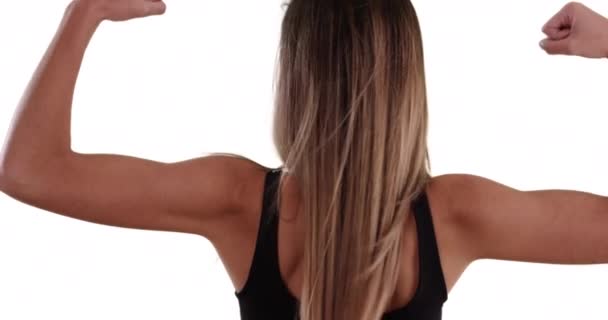 Widok Tył Atletycznej Kobiety Zginającej Całującej Bicepsy Białej Przestrzeni Kopii — Wideo stockowe
