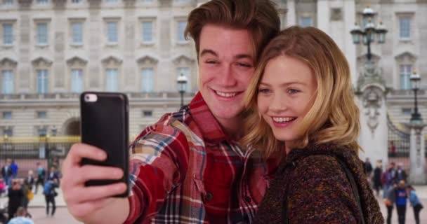 Una Alegre Pareja Joven Tomando Una Selfie Londres Hombre Mujer — Vídeos de Stock
