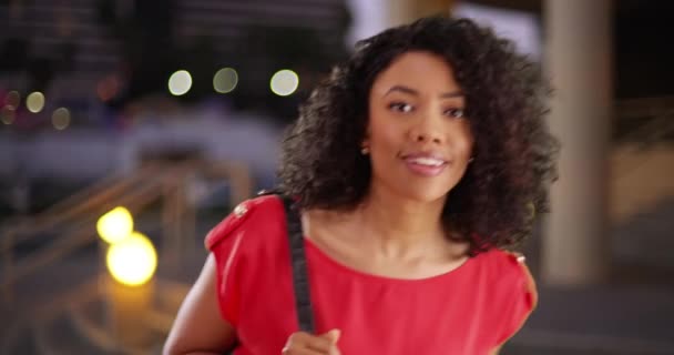 明るい笑顔のきれいなアフリカ系アメリカ人女性が画面 波に入り 歩きます 都市部の設定波の中で魅力的な黒人女性のカメラに — ストック動画