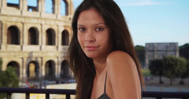 Зблизька Красива Туристична Жінка Римі Посміхається Перед Камерою Портрет Дівчинки — стокове відео