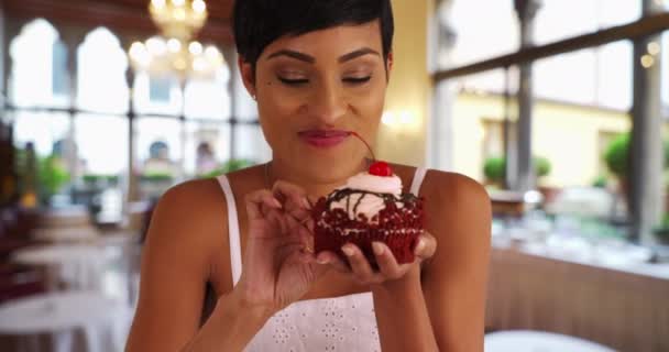 Mulher Negra Entregando Cupcake Veludo Vermelho Fantasia Retrato Uma Mulher — Vídeo de Stock