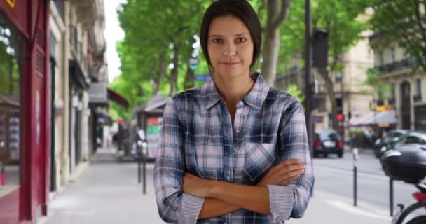 Tillfälligt Porträtt Tusenåriga Kvinnor Stående Paris Gata Vacker Vit Kvinna — Stockvideo