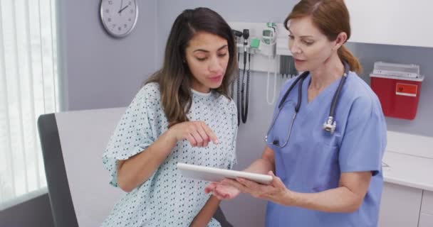 최상의 간호사가 태블릿 컴퓨터를 사용하여 환자와 결과를 공유하는 모습을 가까이 — 비디오