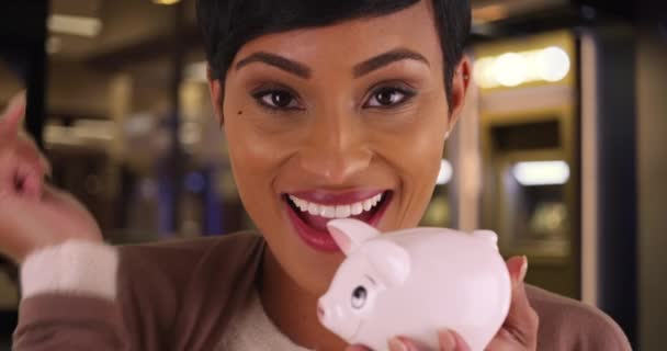 Bliska Ładna Czarna Kobieta Wkładająca Pieniądze Różową Świnkę Zbliżenie Atrakcyjnej — Wideo stockowe