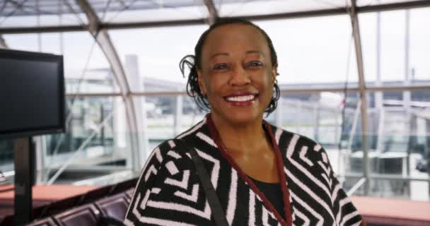 Mulher Negra Idosa Feliz Espera Aeroporto Sorrindo Para Câmera Retrato — Vídeo de Stock