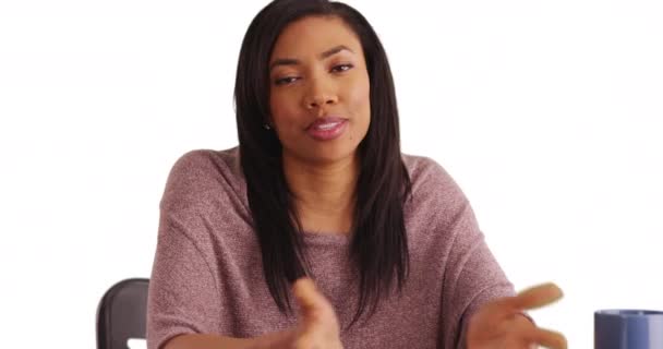 Όμορφη Αφρο Αμερικανίδα Λευκό Φόντο Copyspace Μιλάει Στην Κάμερα Σαν — Αρχείο Βίντεο