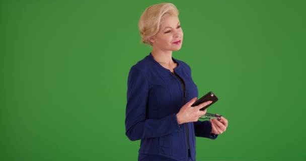 Женщина Исполнительный Директор Снимает Очки Зеленом Экране Зеленом Экране Клавиатура — стоковое видео
