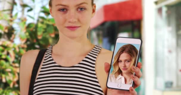 Atractiva Joven Rubia Mostrando Retrato Misma Teléfono Inteligente Mujer Hermosa — Vídeos de Stock