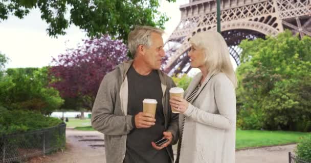 Портрет Зрелой Пары Пьющей Кофе Париже Улыбающиеся Мужчины Женщины Наслаждаются — стоковое видео