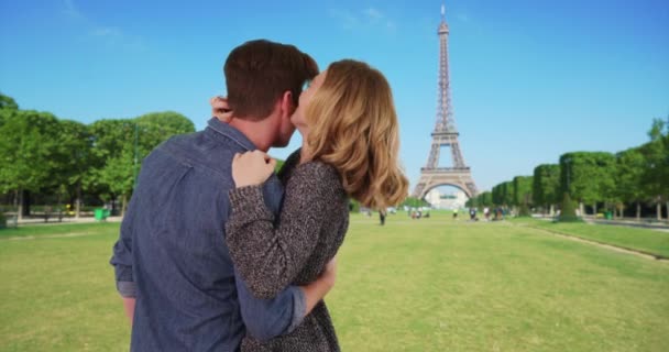 Vista Posteriore Della Giovane Coppia Sposata Che Guarda Torre Eiffel — Video Stock