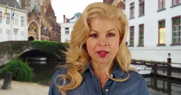 Femme Vacances Bruges Belgique Posant Pour Portrait Souriant Jolie Femme — Video