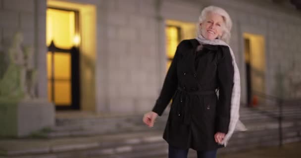 Starší Běloška Tančí Večer Stavebních Schodech Baví Portrét Energické Ženy — Stock video