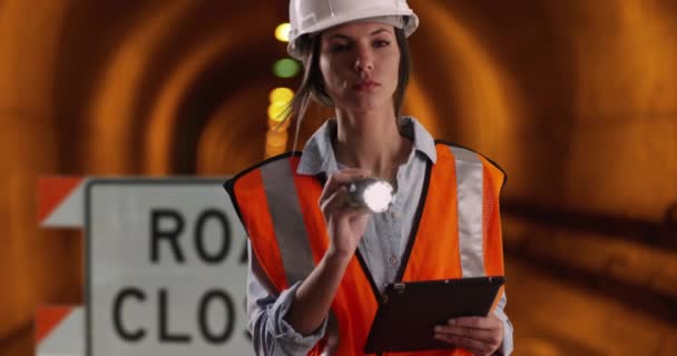 Mulher Trabalhadora Equipamento Segurança Com Tablet Lanterna Rua Fechada Construção — Vídeo de Stock
