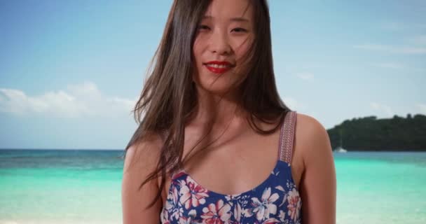 Retrato Mulher Milenar Sorridente Vestindo Romper Padrão Floral Frente Praia — Vídeo de Stock