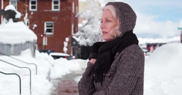 Starší Běloška Stojící Venku Sněhu Reaguje Něco Sleduje Mimo Kameru — Stock video