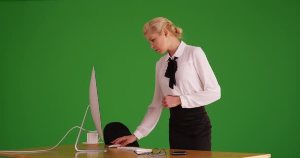 身穿商务服装的白人妇女在绿色屏幕上看着电脑和智能手机 在绿色屏幕上键入或合成 — 图库视频影像