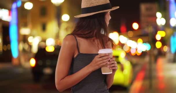 Mooie Blanke Vrouw Straat Nachts Met Een Kop Koffie Toeristische — Stockvideo