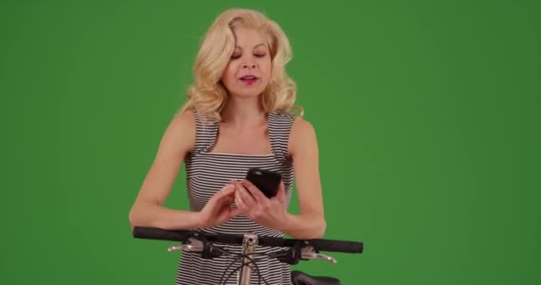 Mulher Caucasiana Atraente Vestido Listrado Com Bicicleta Telefone Inteligente Tela — Vídeo de Stock
