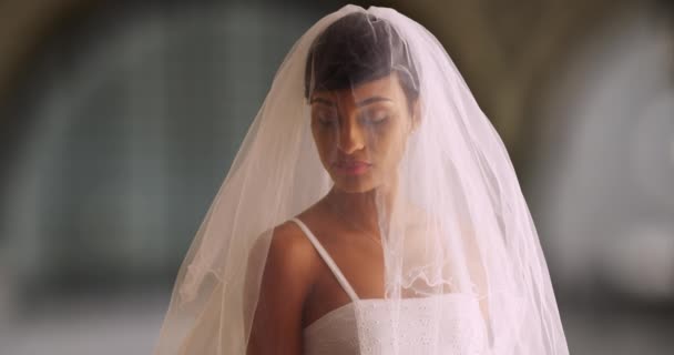 Портрет Червоної Нареченої Весільній Сукні Завісі Елегантна Жінка Виходить Заміж — стокове відео