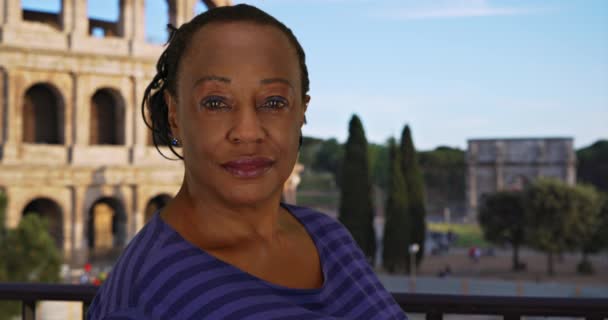 Ritratto Casuale Donna Afroamericana Felice Vicino Colosseo Donna Nera Pensione — Video Stock