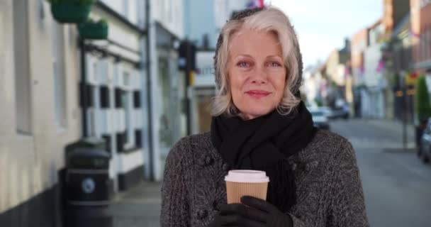 Šťastná Starší Žena Svetru Šále Držící Papírový Šálek Kávy Ulici — Stock video