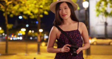 Champs Elysees Paris 'te fotoğraf çeken genç ve tatlı bir fotoğrafçı. Bin yıllık turistin DSR kamerasıyla Zafer Takı 'nın önünde fotoğraf çekişini yakından izleyin. 4k