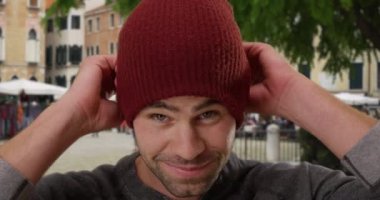 Venedik 'teki seksi beyaz adamın yakın portresi. Avrupa 'da seyahat eden havalı ve yakışıklı adam kameraya gülümsüyor. 4k