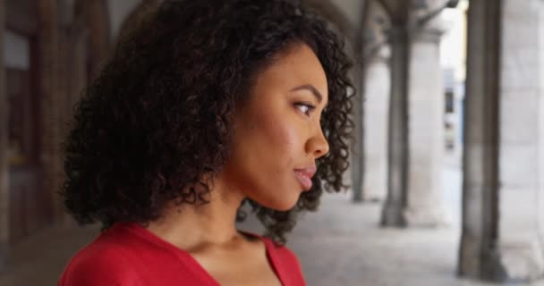 Jovem Senhora Negra Profunda Pensamento Virando Para Frente Câmera Corredor — Vídeo de Stock