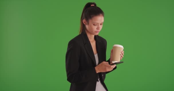 Щаслива Професійна Жінка Взаємодіє Мобільним Телефоном Смс Зеленому Екрані Чарівна — стокове відео
