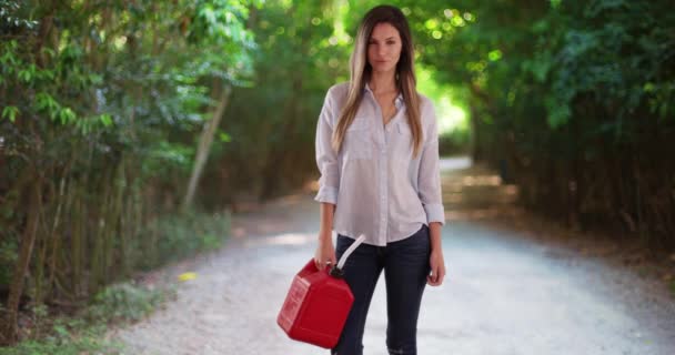 Vit Kvinna Håller Röd Bensin Behållare Och Poserar Utanför Lugn — Stockvideo