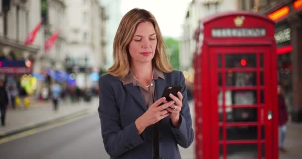 Londoner Geschäftsfrau Beim Sms Schreiben Mit Dem Handy Lächelndes Porträt — Stockvideo