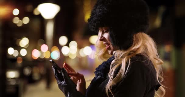 Profile Caucasian Woman Fur Cap Scarf Messaging Cellphone City Street — Stock Video