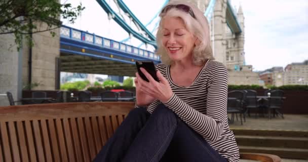 Šťastná Starší Žena Dovolené Londýně Textové Zprávy Chytrým Telefonem Zatímco — Stock video