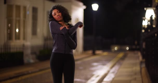 Retrato Una Atleta Negra Aire Libre Por Noche Estirando Los — Vídeos de Stock