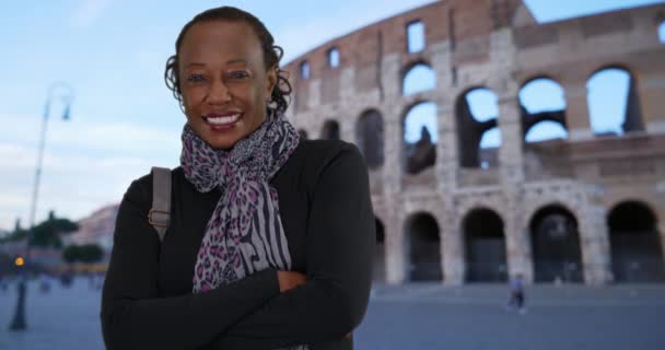 Szczęśliwy Stylowy Starszy Czarny Kobieta Pozuje Portretu Pobliżu Koloseum Radosna — Wideo stockowe