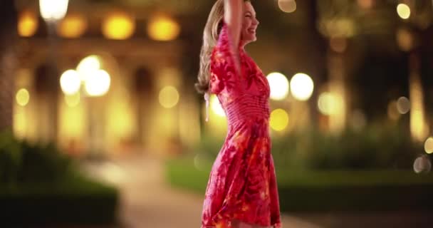 Aantrekkelijke Blanke Vrouw Van Middelbare Leeftijd Die Avonds Straat Danst — Stockvideo