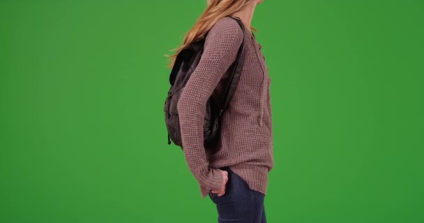 Profil Tułowia Białej Tysiącletniej Dziewczyny Noszącej Plecak Zielonym Ekranie Zielonym — Wideo stockowe
