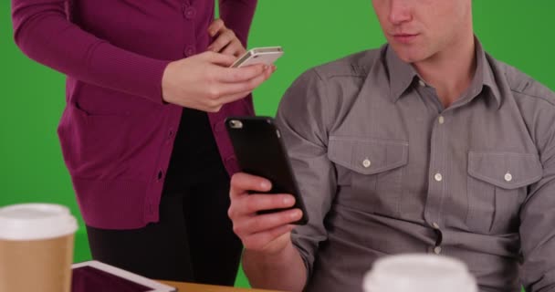 Close Van Mannelijke Vrouwelijke Collega Handen Messaging Smartphones Groen Scherm — Stockvideo