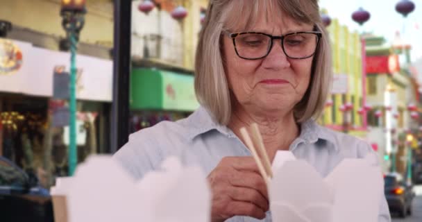 Mulher Idosa Feliz Exibindo Seu Biscoito Sorte Sentado Fora Chinatown — Vídeo de Stock