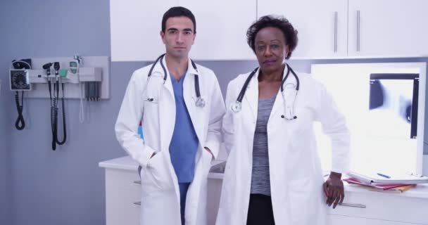 Doi Medici Care Stăteau Birou Purtând Uniformă Albă Uitându Cameră — Videoclip de stoc