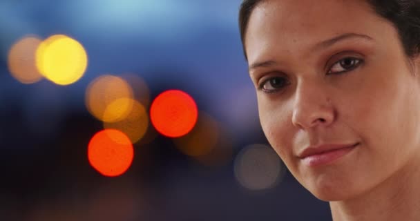 Detail Portrét Krásné Kavkazské Dívky Městském Prostředí Pěknými Bokeh Světla — Stock video