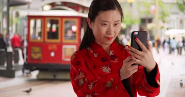 Nära Syn Tusenårig Kvinna Traditionell Kinesisk Mode Tar Selfie Med — Stockvideo
