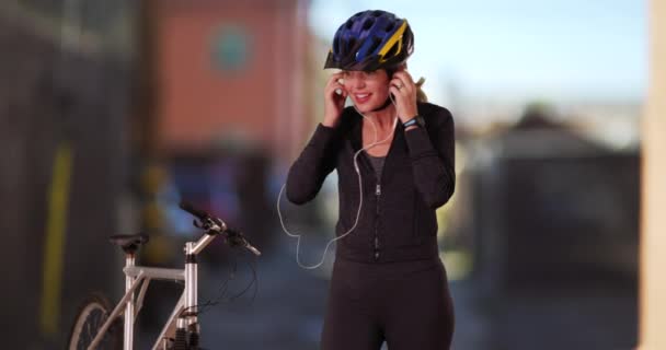 중년의 선수들은 자전거 뒷골목에 자전거 게시물을 이용해 운동복을 입는다 자전거를 — 비디오