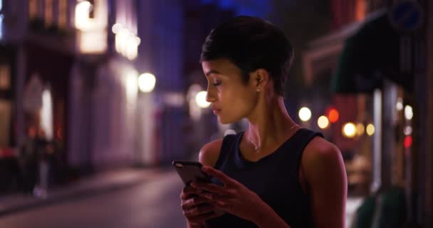 Mujer Afroamericana Bastante Sonriente Lee Mensaje Texto Calle Por Noche — Vídeos de Stock